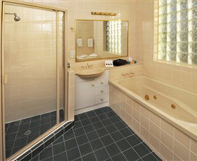 McNevins Logan Park Motel - Australia Accommodation 1