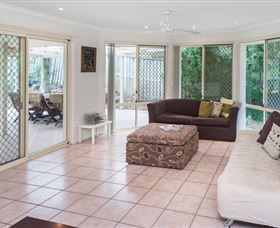At Theme Park Central Holiday House - Australia Accommodation 3