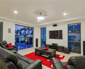 Pasadena Point At Vogue Holiday Homes - Australia Accommodation 3