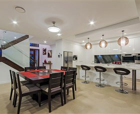 Pasadena Point At Vogue Holiday Homes - Australia Accommodation 2