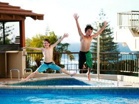Gemini Court Holiday Apartments - Australia Accommodation 3