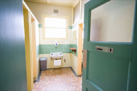 Grand Hotel - Australia Accommodation 9