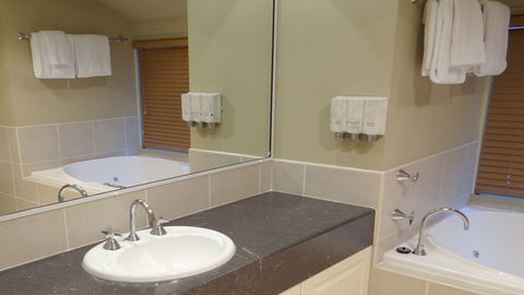 BEST WESTERN PLUS Ambassador On Ruthven Motor Inn - Australia Accommodation 3