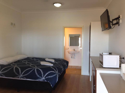 Pine Beach Hotel-Motel - Australia Accommodation 5