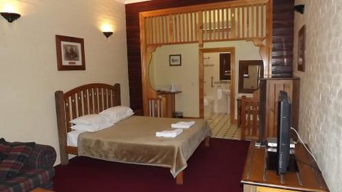 The Middle Pub - Australia Accommodation 2