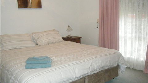 Carn Court Holiday Apartments - Australia Accommodation 4