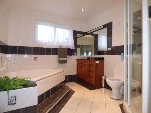 Palais D'Amor At Greenwell Point - Australia Accommodation 137