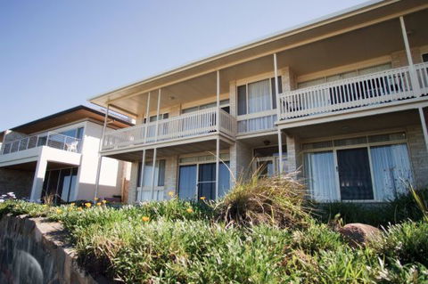 The Dolphins 1 - Australia Accommodation 0