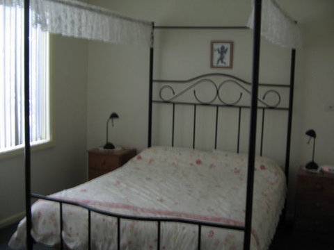 Grantham House  Pet Friendly Holiday Home - Australia Accommodation 2