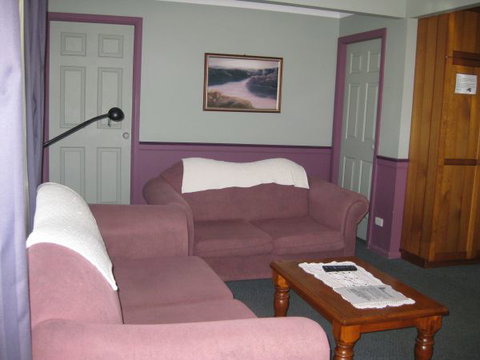 Grantham House  Pet Friendly Holiday Home - Australia Accommodation 5