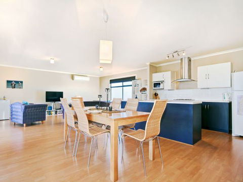 Century 21 SouthCoast: Whinnerah Sunsets - Australia Accommodation 2