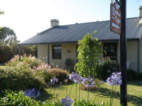 Dalton On The Lake - Australia Accommodation 1