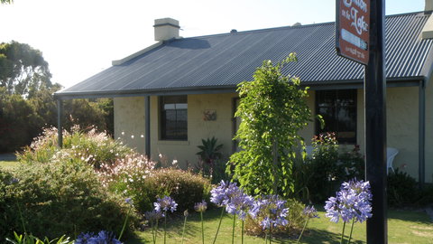 Dalton On The Lake - Australia Accommodation 0