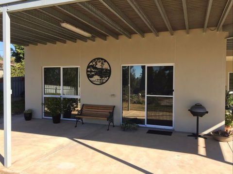 Lyreen's Apartment Bed And Breakfast - Australia Accommodation 4