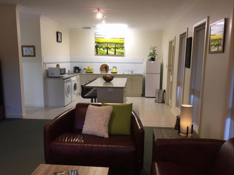 Lyreen's Apartment Bed And Breakfast - Australia Accommodation 7