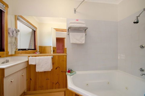 Ocean Grove Cedar Cabins - Australia Accommodation 4