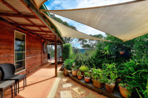 Coach House Hill Cottage - Australia Accommodation 7