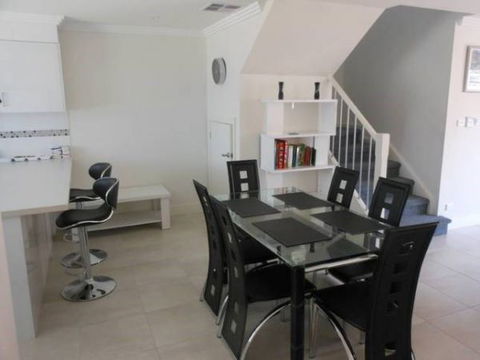 Oaklands Junction - Australia Accommodation 2