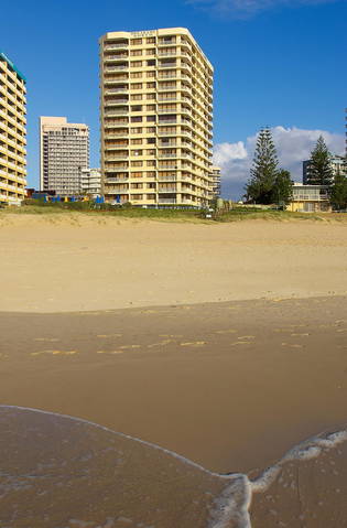 Breakers North - Absolute Beach Front Holiday Apartments - Australia Accommodation 4