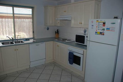 Dolphin Rise & Dolphin Rest - Australia Accommodation 0