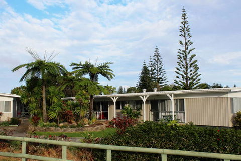 Hibiscus Regal - Australia Accommodation 0