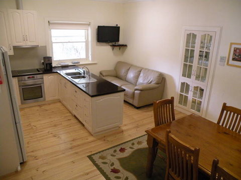 MacDonnell House (Naracoorte Cottages) - Australia Accommodation 2