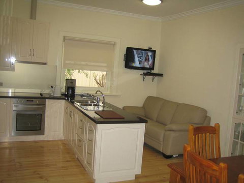 MacDonnell House (Naracoorte Cottages) - Australia Accommodation 3