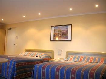 Reef Motor Inn - Australia Accommodation 1