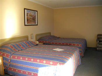 Reef Motor Inn - Australia Accommodation 3