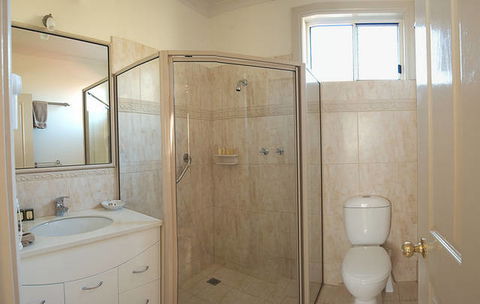 Ross Motel & Caravan Park - Australia Accommodation 2