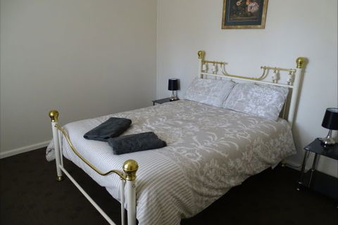 Silver Hill Townhouse - Australia Accommodation 12