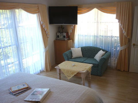 Villa Della Rosa Bed And Breakfast - Australia Accommodation 5
