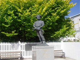 Alexander Cameron Statue - Australia Accommodation 0