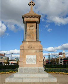 Warwick War Memorial And Gates - Australia Accommodation 1
