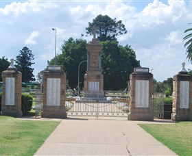 Warwick War Memorial And Gates - Australia Accommodation 0