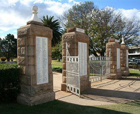 Warwick War Memorial And Gates - Australia Accommodation 2