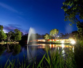 Savannah Visitor Plaza, Taronga Western Plains Zoo Dubbo - Australia Accommodation 3