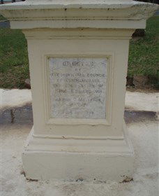 The Coronation Lamp Memorial - Australia Accommodation 1