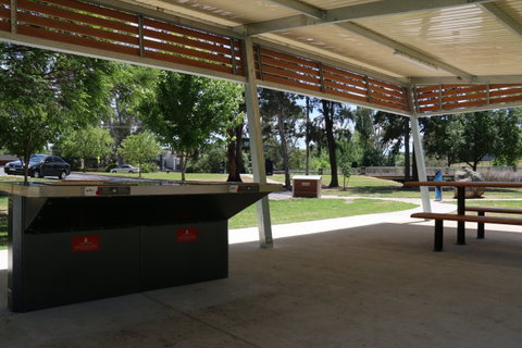 Les Stone Park - Australia Accommodation 2