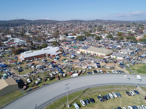 Wagga Swap Meet Run By  Classic And Historic Automobile Club Of Australia - Wagga Wagga Region - Australia Accommodation 0