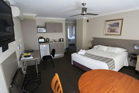 Aston Hill Motor Lodge - Australia Accommodation 7