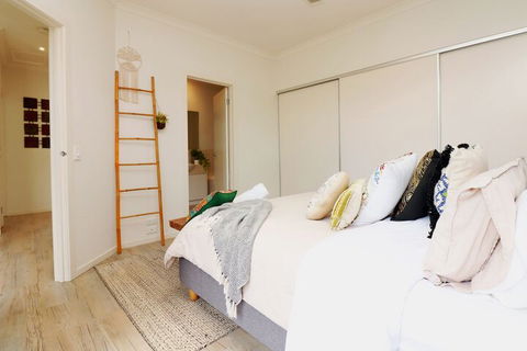 Ocean Whispers Cowes - Rejuvenate Stays - Australia Accommodation 6