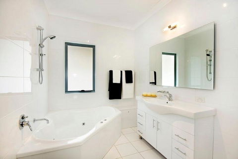 The Beach Townhouse - Australia Accommodation 2
