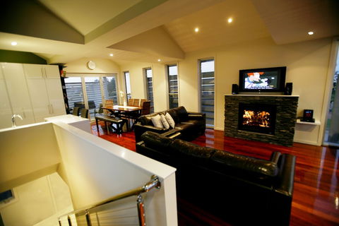 Aloha Beachfront - Australia Accommodation 5