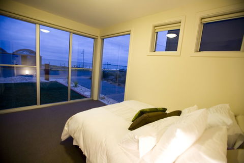 Aloha Beachfront - Australia Accommodation 2