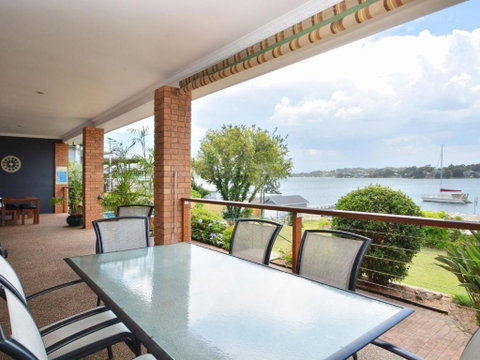 The House On The Lake At Fishing Point Lake Macquarie Honestly Put The Line In & Catch Fish - Australia Accommodation 4