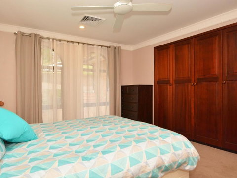 The House On The Lake At Fishing Point Lake Macquarie Honestly Put The Line In & Catch Fish - Australia Accommodation 6