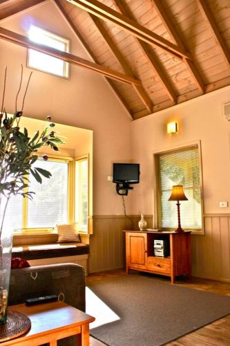 Autumn Leaf Cottage 1 - Australia Accommodation 5