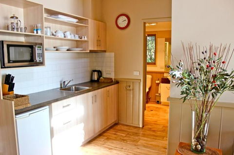 Autumn Leaf Cottage 1 - Australia Accommodation 4