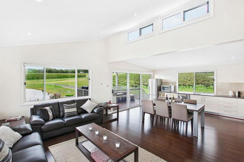 The Lake House At 201 - Australia Accommodation 6